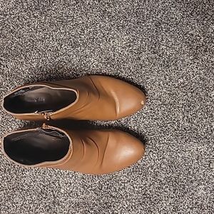 "Solesenseability"brand. ankle boots, brown, size 6.5 med